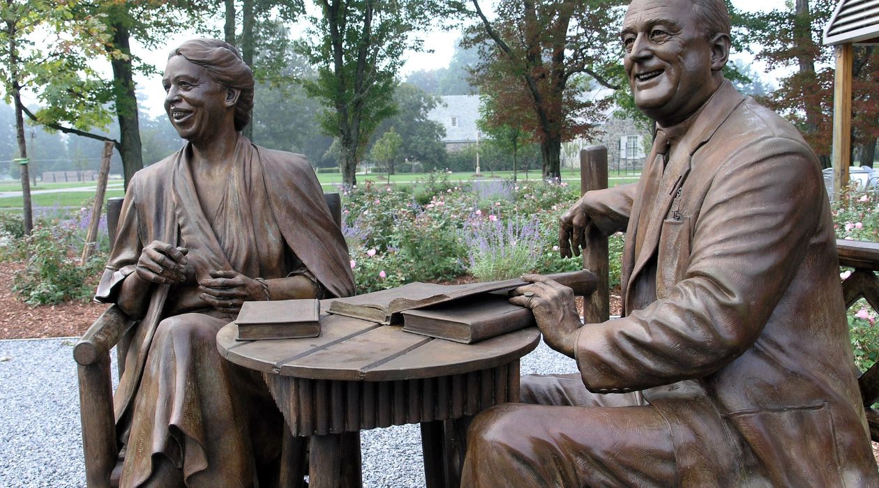 Bronze statue of Franklin and Eleanor Roosevelt at the Franklin D. Roosevelt Presidential Library and Museum, Hyde Park