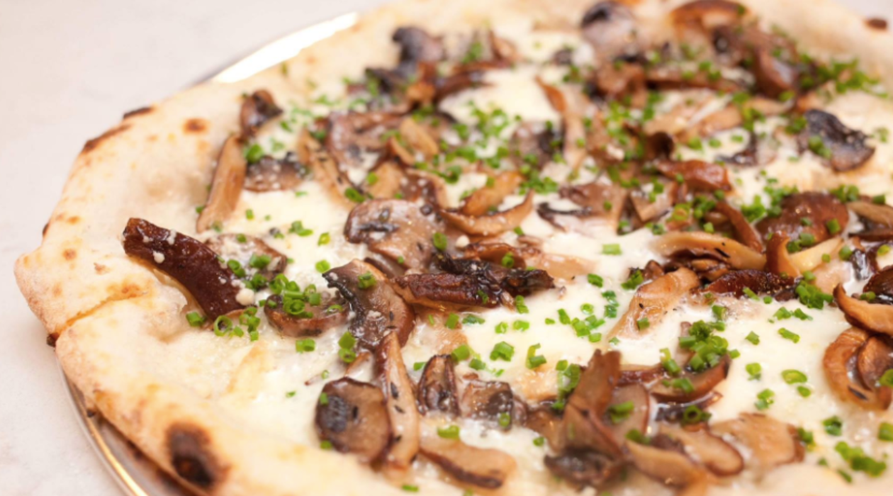 Lolitas mushroom pizza